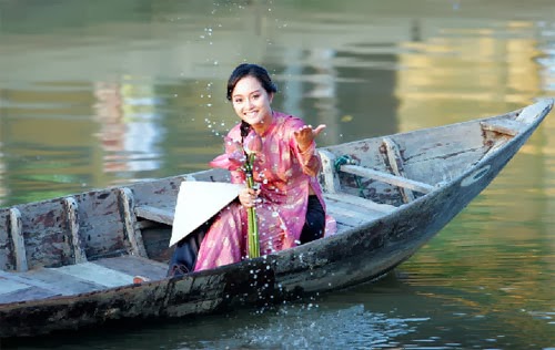 Người đẹp Huế với chiếc áo dài trên sông nước