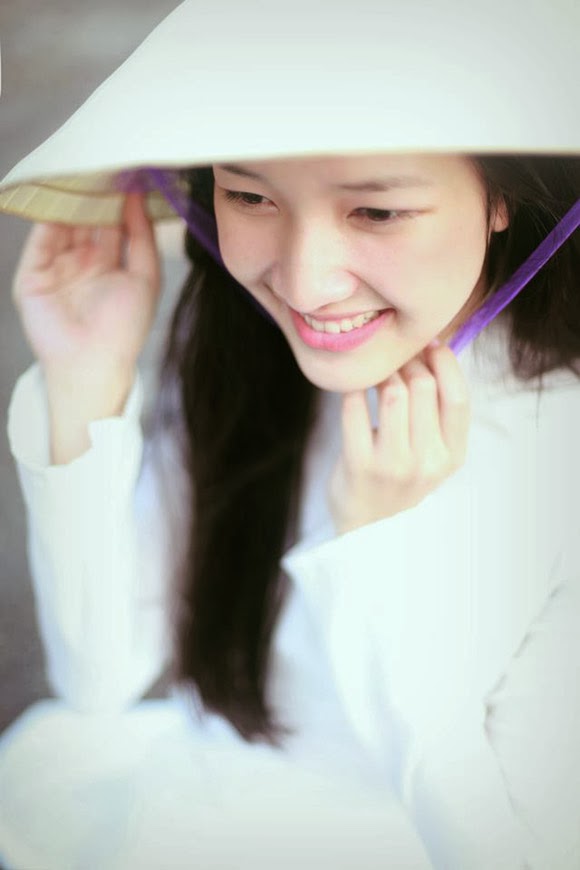 Hình ảnh cô gái Huế xinh đẹp với chiếc áo dài, nụ cười rạng rỡ