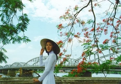 Hình ảnh cô gái xứ Huế xinh đẹp với chiếc áo dài