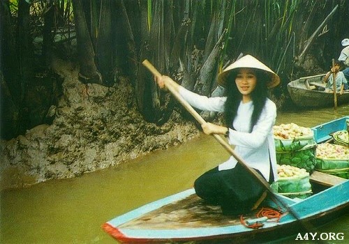 Cô gái mặc áo bà đang chèo thuyền trên sông