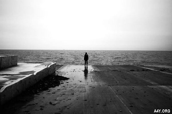 người đàn ông một mình đứng trước biển
