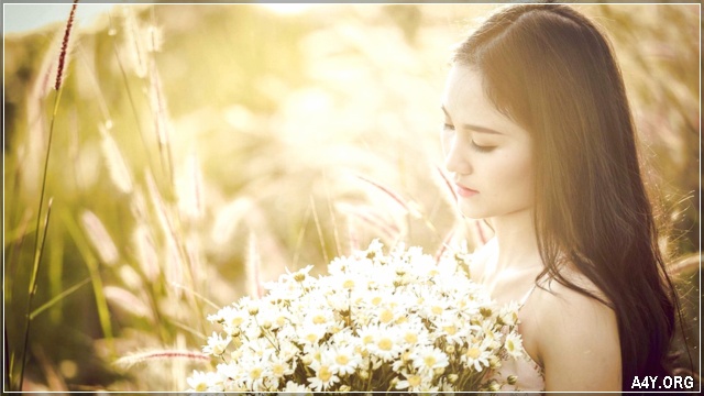 ảnh cô gái xinh đẹp đang ngắm bó hoa với rất tâm trạng